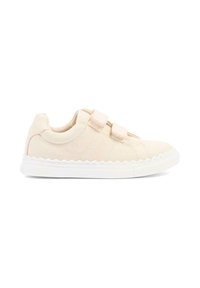 Zapatillas de velcro en lona rosa claro con suela de goma blanca con borde ondulado y marca tonal en el lateral.
