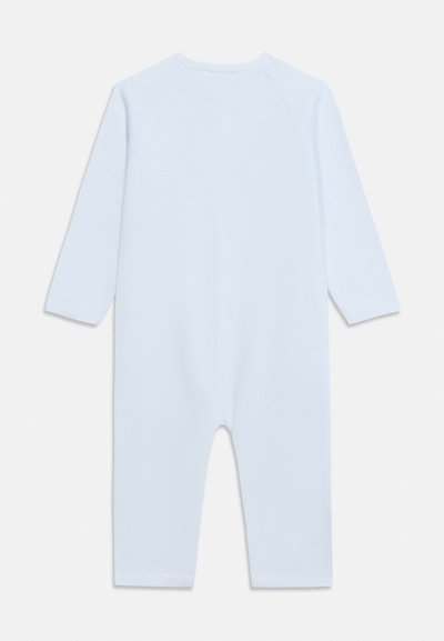 Φωτεινό γαλάζιο ολόσωμο φορμάκι μωρού με μακριά raglan μανίκια, απλωμένο επίπεδα και εμφανιζόμενο η πίσω όψη σε λευκό φόντο.