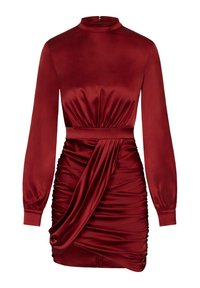 Czerwona satynowa sukienka z długimi rękawami, wysokim dekoltem i marszczeniem w talii. Gładka tekstura i dopasowana sylwetka z drapowaną przednią częścią.