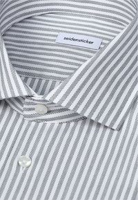 Chemise blanche à fines rayures verticales noires, col boutonné et étiquette de marque "seidensticker" à l'intérieur du col.