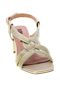 Sandal con tacco alto in oro con cinturini intrecciati e punta quadrata. Presenta una tomaia testurizzata e una fodera interna rosa. Chiusura con fibbia sulla cinghia alla caviglia.