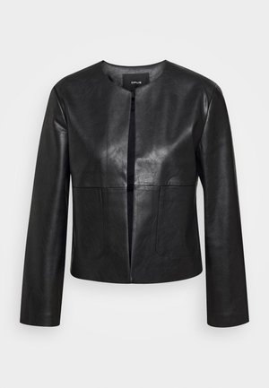Veste noire en simili cuir avec ouverture sur le devant, col rond, manches longues et poches latérales cousues, étiquetée « OPUS » à l'intérieur du col.