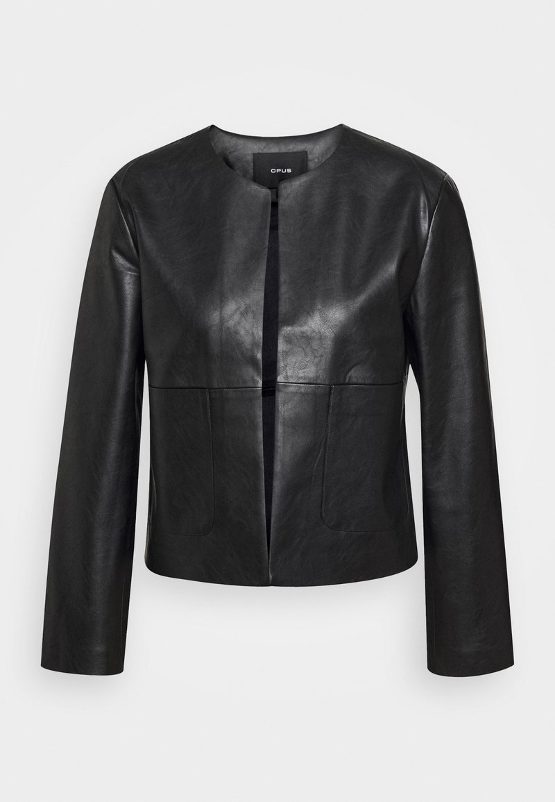 Veste noire en simili cuir avec ouverture sur le devant, col rond, manches longues et poches latérales cousues, étiquetée « OPUS » à l'intérieur du col.