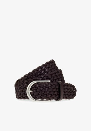 Vlechtbruin leren riem met een zilveren metalen gesp. Het ontwerp heeft een gestructureerde vlecht en een taps toelopende uiteinde voor het vastmaken.
