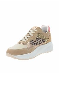 Baskets beige et rose clair avec un haut en cuir et daim texturé, présentant un panneau à imprimé léopard et un accent en paillettes dorées. Semelle blanche.