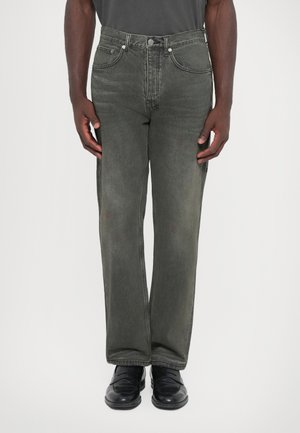 Dunkelgraue Denim-Jeans mit geradem Bein. Sie verfügen über traditionelle Taschen, einen Knopfverschluss und leichte Ausbleichungen für einen getragenen Look.