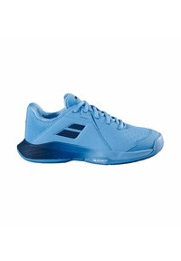 Helle blaue Sportschuhe mit einem Mesh-Obermaterial, perforiertem Design, Gummisohle und strukturierten Akzenten. Verfügt über eine Schnürverschluss und Logodetail.