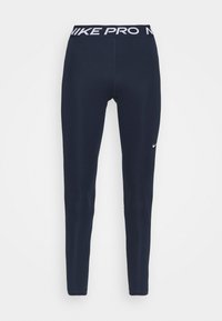 Granatowe legginsy sportowe wykonane z elastycznego materiału, z szerokim pasem w talii, na którym znajduje się napis "NIKE PRO" w białym kolorze oraz małe białe logo Swoosh z boku.