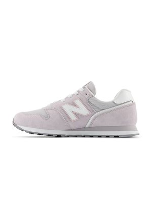Helle rosa Wildleder- und Mesh-Sneaker mit weißen Akzenten, einer runden Zehenpartie und einer Gummisohle mit einem strukturierten Profil.