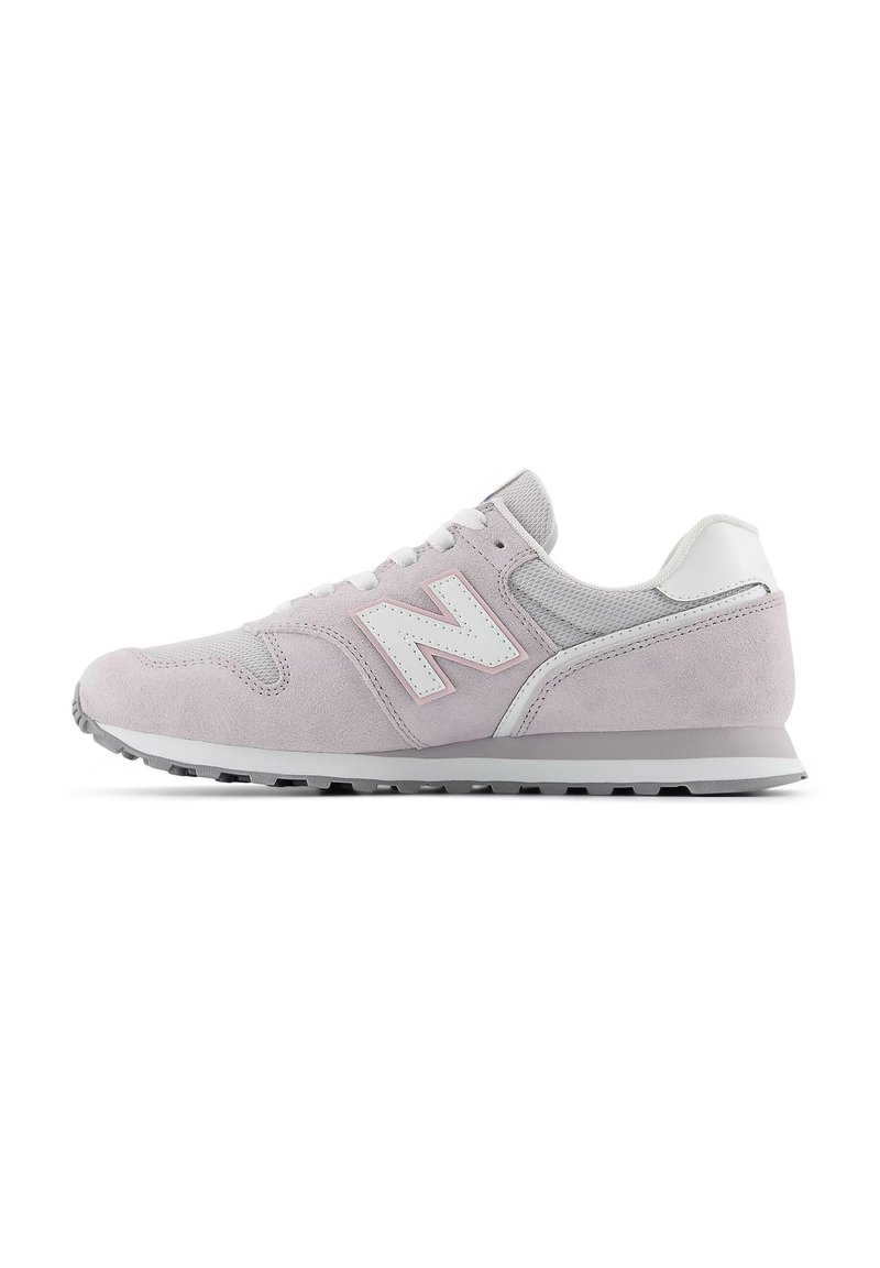 Sneaker in suede e mesh rosa chiaro con dettagli bianchi, punta rotonda e suola in gomma con un design di battistrada a motivo.