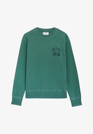 Sudadera de algodón verde con cuello redondo, mangas largas y un gráfico frontal de una bicicleta con texto. Textura suave y diseño casual.