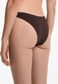 Hnědé bikiny s vysokým střihem, bezšvovými okraji a hladkou texturou, z pohledu zezadu.