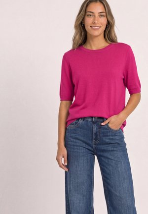 Street One, High-rise barrel leg jeans in a loose fit - Camiseta básica - magenta dream