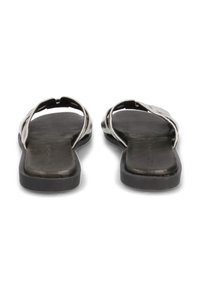 Zwarte teenslippers met een platte zool, voorzien van een dunne, textuurstrap. Het materiaal lijkt glad en duurzaam.