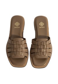 Sandales en cuir marron avec un design de lanière tissée, bout carré et semelle plate. Logo doré sur la semelle intérieure. Texture lisse.