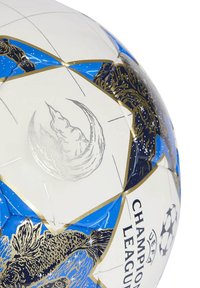 Un ballon de football avec un design à motifs et des accents bleus et dorés. Panneaux blancs lisses avec le logo de la Ligue des champions de l'UEFA et des graphiques détaillés.