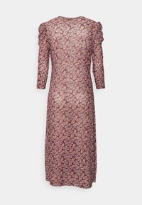 Vestido floral com mangas puff três quartos, em tons de rosa e roxo, comprimento até a panturrilha, tecido texturizado e fecho nas costas, apresentando um padrão sem emendas.