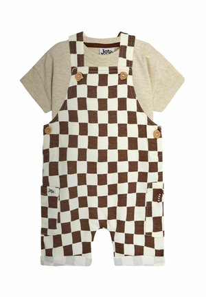 Béžové dojčenské tričko s krátkym rukávom a hnedo-bielo károvanými krátkymi nohavicami na traky, zapínané na drevené gombíky a so zadnými vreckami.