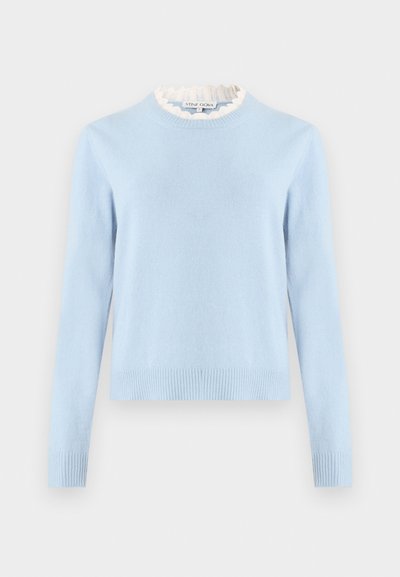 Hellblauer Kaschmirpullover mit langen Ärmeln, rundem Ausschnitt und einem strukturierten weißen Rüschkragen. Mit gerippten Bündchen und Saumdetail.