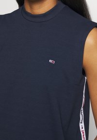 Tommy Jeans Žerzejové šaty - dark blue