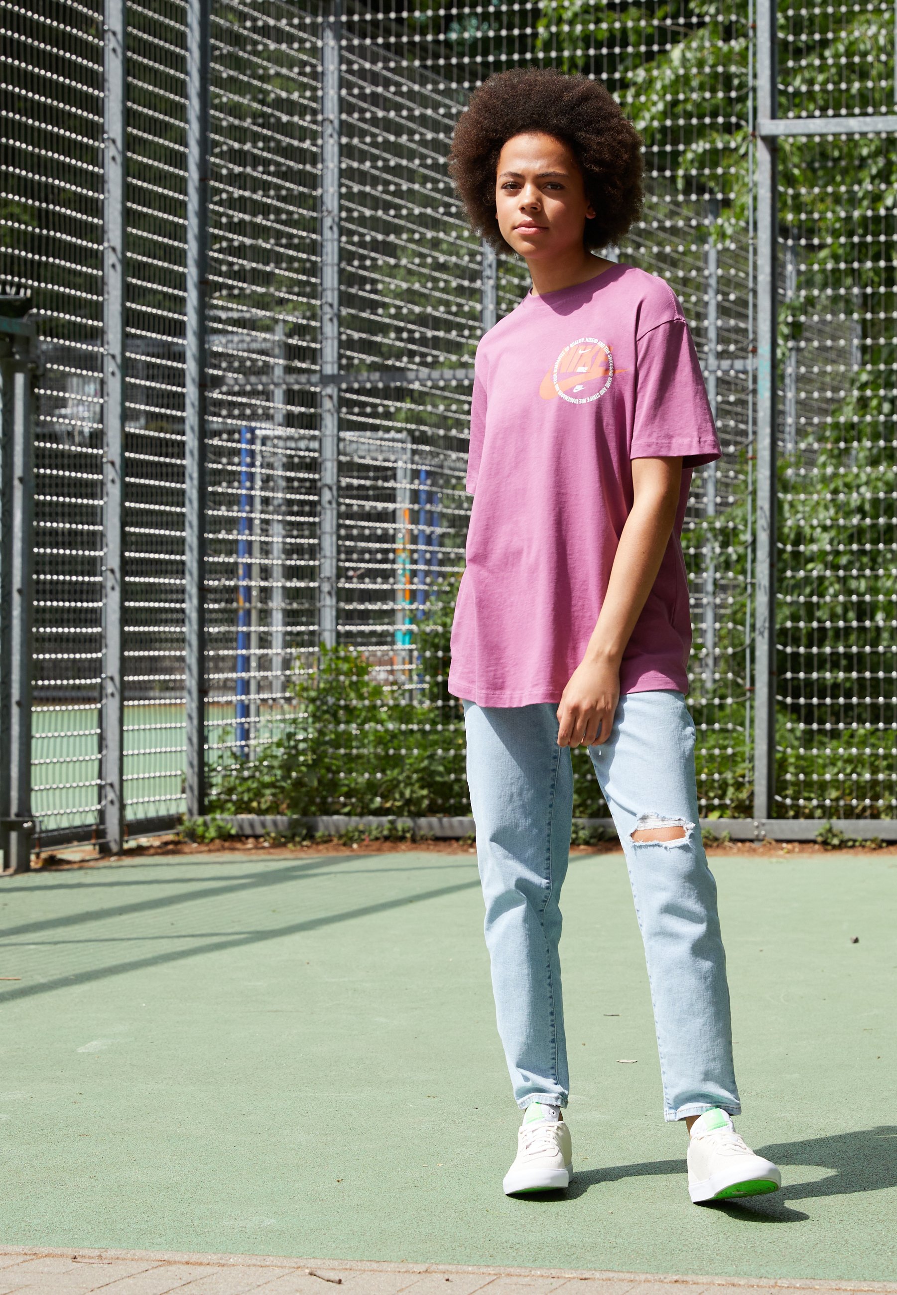 Nike Sportswear TEE - Camiseta estampada - light bordeaux/morado -  Zalando.es