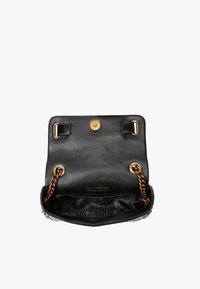 Borsa a tracolla in pelle nera con catena dorata, chiusura a scatto e un interno con fodera decorata e dettagli di branding.