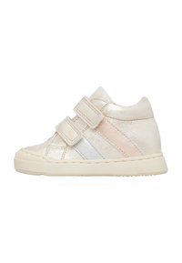 Sneakers per bambini in oro metallico con due cinturini in Velcro, caratterizzati da strisce pastello blu e rosa, una parte superiore testurizzata e una suola robusta in gomma.