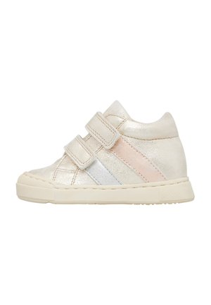 Sneakers per bambini in oro metallico con due cinturini in Velcro, caratterizzati da strisce pastello blu e rosa, una parte superiore testurizzata e una suola robusta in gomma.