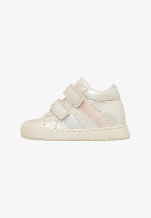 Metallic gold Kleinkind-Sneaker mit zwei Klettverschlüssen, ausgestattet mit pastellblauen und -rosa Streifen, strukturiertem Obermaterial und einer robusten Gummisohle.