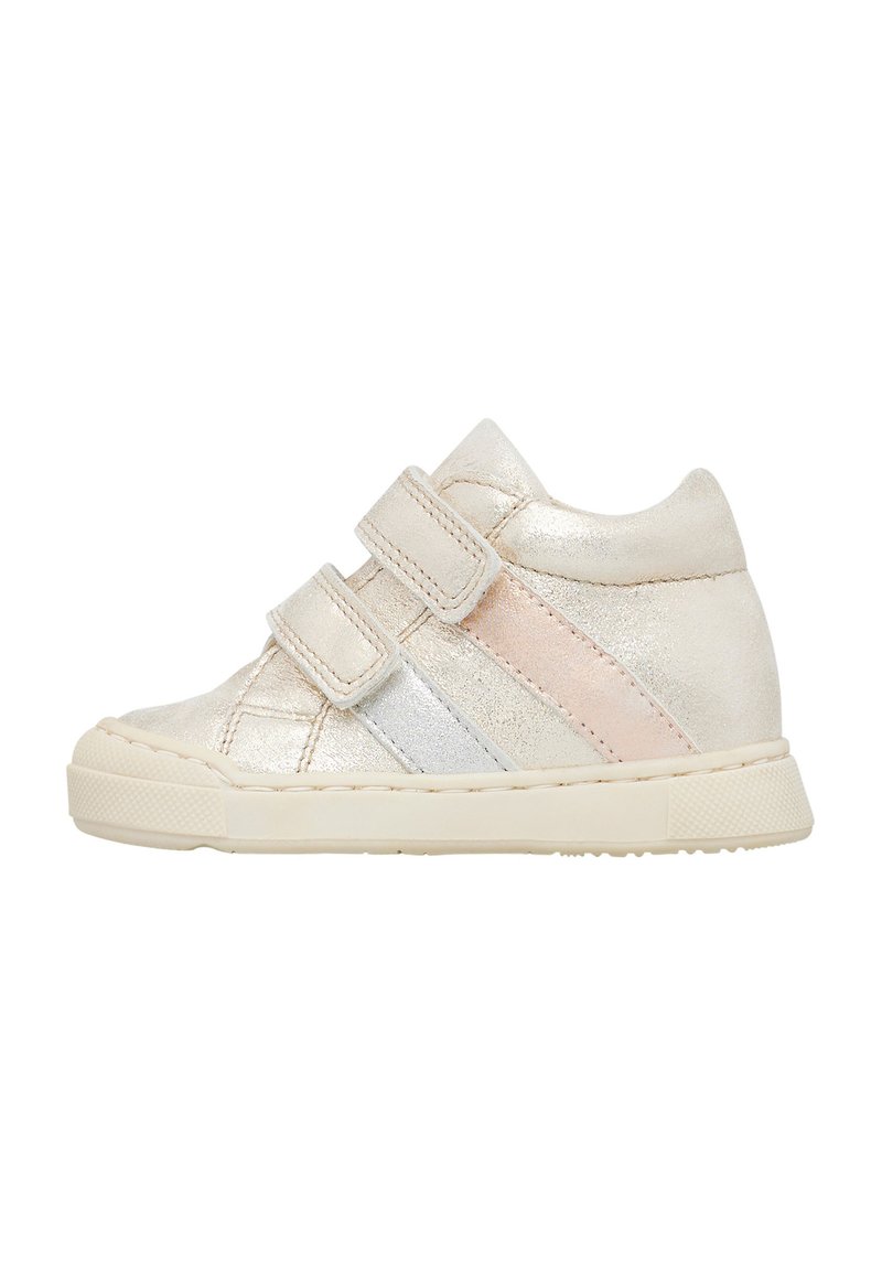 Sneakers per bambini in oro metallico con due cinturini in Velcro, caratterizzati da strisce pastello blu e rosa, una parte superiore testurizzata e una suola robusta in gomma.