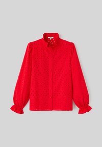 Blouse rouge à manches longues avec un col à volants et une fermeture à boutons. Présente des détails en œillets et des poignets élastiqués pour un accent de texture et de design.
