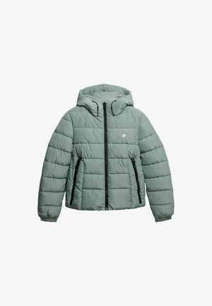 Gevoerde jas in gedempt groen, met een capuchon, rits aan de voorkant en twee zijzakken met zwarte accenten. Zachte textuur, gewatteerd ontwerp.