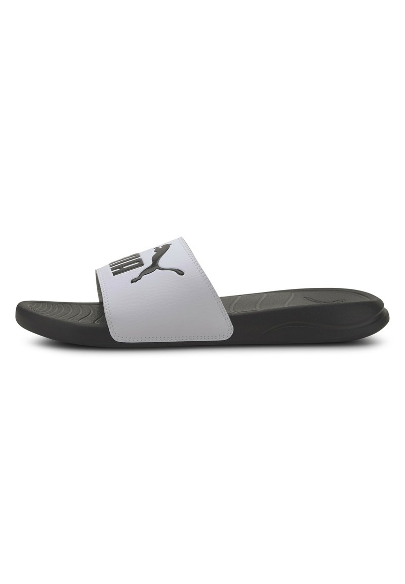 Chancla blanca con un logo negro, con una correa ancha y una suela texturizada negra. Diseño de punta redondeada con una textura de superficie suave.