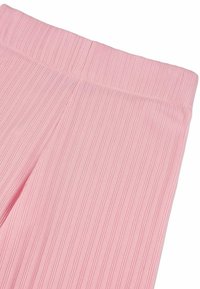 Tissu rose côtelé avec une taille extensible, offrant une texture lisse et de légères lignes verticales. Convient pour des vêtements décontractés ou de sport.