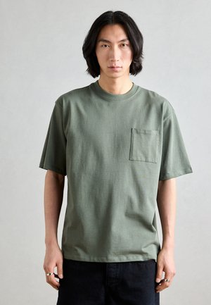 SEASONAL CORE LOOSE FIT 3 CROSSES POCKET - Basic T-shirt - thyme