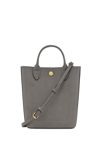 Graue Ledertasche mit strukturierter Oberfläche, zwei kurzen Griffen und einem abnehmbaren Schulterriemen. Auf der Vorderseite befindet sich ein goldfarbenes Logo-Detail.
