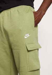 Nike Sportswear CLUB PANT  - Cargo trousers - alligator