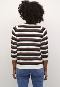 Pull rayé en marron, crème et noir ; manches trois-quarts, ourlet côtelé et encolure ronde ; tissu en maille léger.