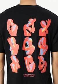Vertere Berlin LOST IN TRANCE UNISEX - Μπλουζάκι με στάμπα - black