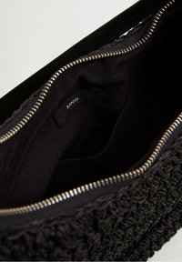 Borsa a pochette nera con zip, caratterizzata da un'esterno tessuto intrecciato, foderata internamente in tessuto e con dettagli metallici sulla zip. Forma compatta con una tasca.