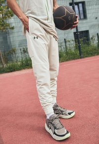 Under Armour ZONE WOVEN - Treniņtērpa apakšdaļas - white clay