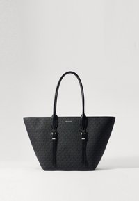 Mustan kangaskassi, jossa on geometrista kuviota, rakenteellinen muoto, nahkahälyn ja hopeiset yksityiskohdat. Brändilogo esillä edessä.