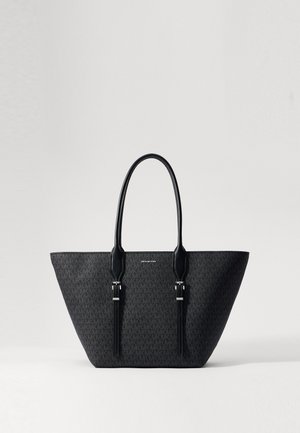 Czarna torba na ramię z geometrycznym wzorem, o uporządkowanym kształcie, ze skórzanymi uchwytami i srebrnymi akcentami metalowymi. Logo marki widoczne z przodu.