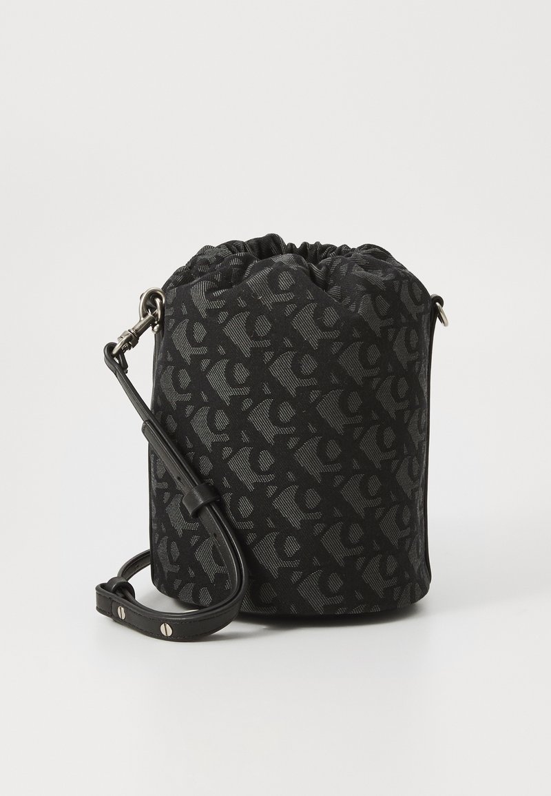 Μαύρη τσάντα τύπου κουβά με κορδόνι, κατασκευασμένη από υφασμάτινη υφή; διαθέτει μια διακριτική σχεδίαση και ρυθμιζόμενο δερμάτινο λουράκι με μεταλλικό κούμπωμα και λεπτομέρειες.