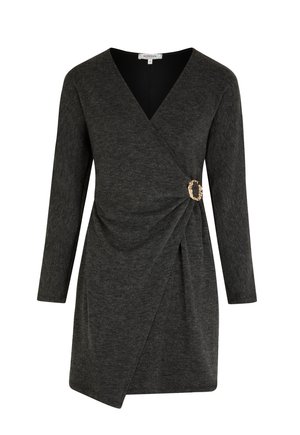 Donkergrijze wikkeljurk met lange mouwen, V-hals en gouden ronde gesp aan de zijkant, met een geplooide voorkant en korte lengte.