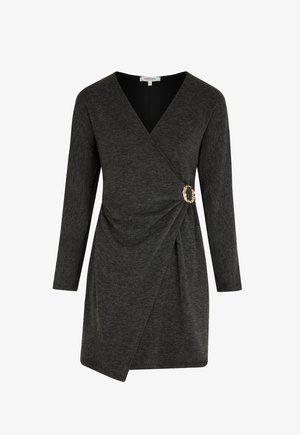 Donkergrijze wikkeljurk met lange mouwen, V-hals en gouden ronde gesp aan de zijkant, met een geplooide voorkant en korte lengte.