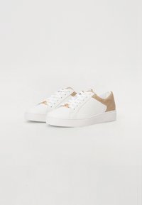 Baltas sporta apavi ar gludu ādas virsu, zelta akcentiem un brūniem teksturētiem paneļiem aizmugurē. Gumijas zole, apaļa purngalu forma.