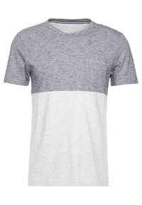 Camiseta de manga corta para hombre con la parte superior en gris jaspeado y la parte inferior en gris claro, cuello redondo y un pequeño bolsillo en el pecho del lado izquierdo.