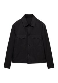 Zwarte jas met een knoopsluiting aan de voorkant, twee borstzakken en een gestructureerde kraag. Gemaakt van een gladde, lichte stof en biedt een minimalistisch ontwerp.