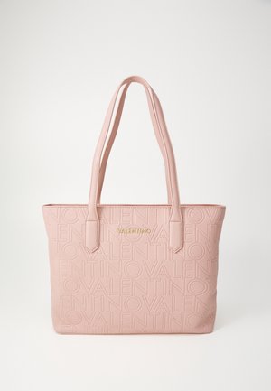 Sac fourre-tout Valentino rose clair avec motif de logo en relief et plaque de nom de marque dorée, doté de deux longues bretelles d'épaule.